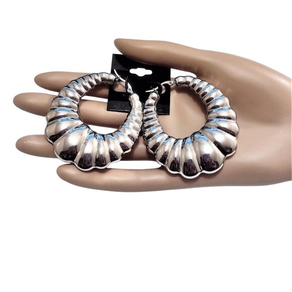 2 1/4 Inch Scalloped Shrimp Hoop Pierced Post Earrings Silver Plated Rib Lined - Picture 4 of 9